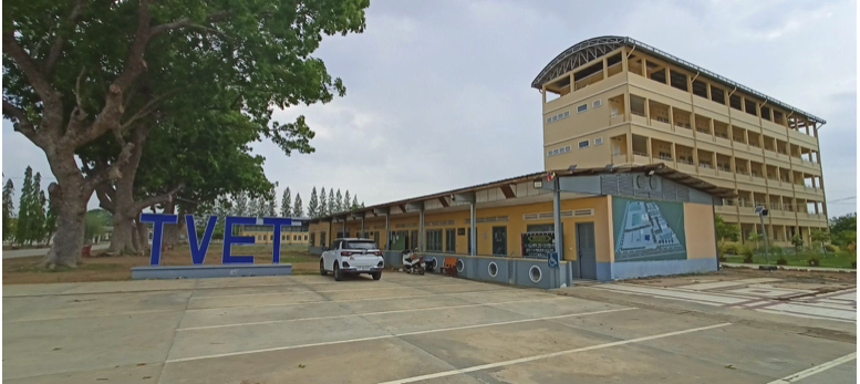 バッタンバン工科大学 正門